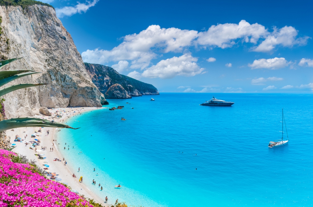 Porto Katsiki, jedinečná pláž pod strmými útesmi ostrova Lefkada. 