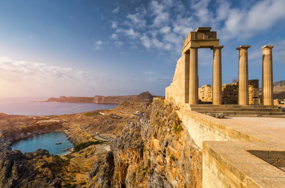 Ruiny akropoly sa týčia nad mestom Lindos na ostrove Rodos. 