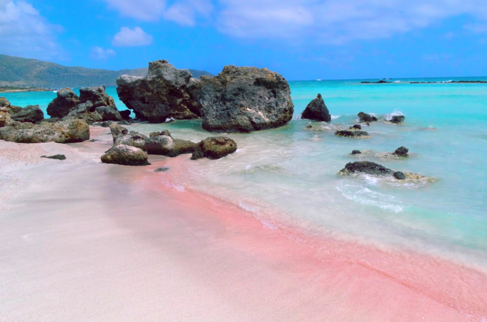 Pláž Elafonisi s ružovým pieskom je klenotom Kréty. 