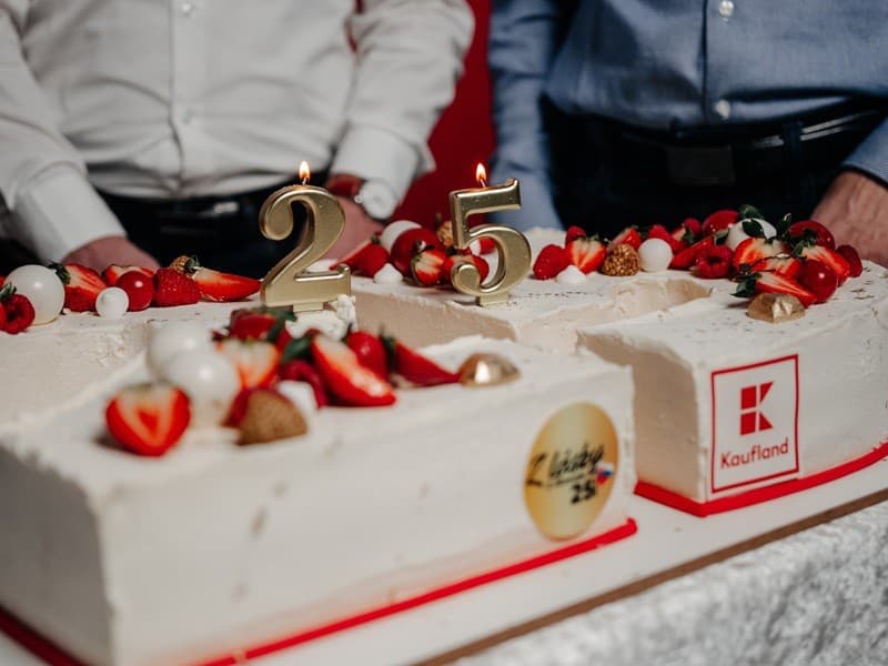 Už 25 rokov nakupujeme pod červenou strechou