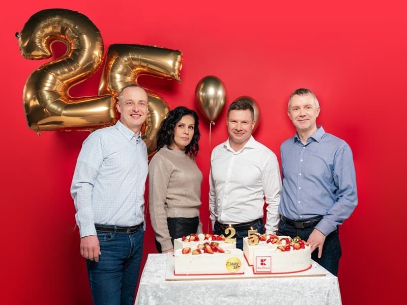 Kristián Gaľa (druhý vpravo) začínal od piky, dnes je oblastným riaditeľom