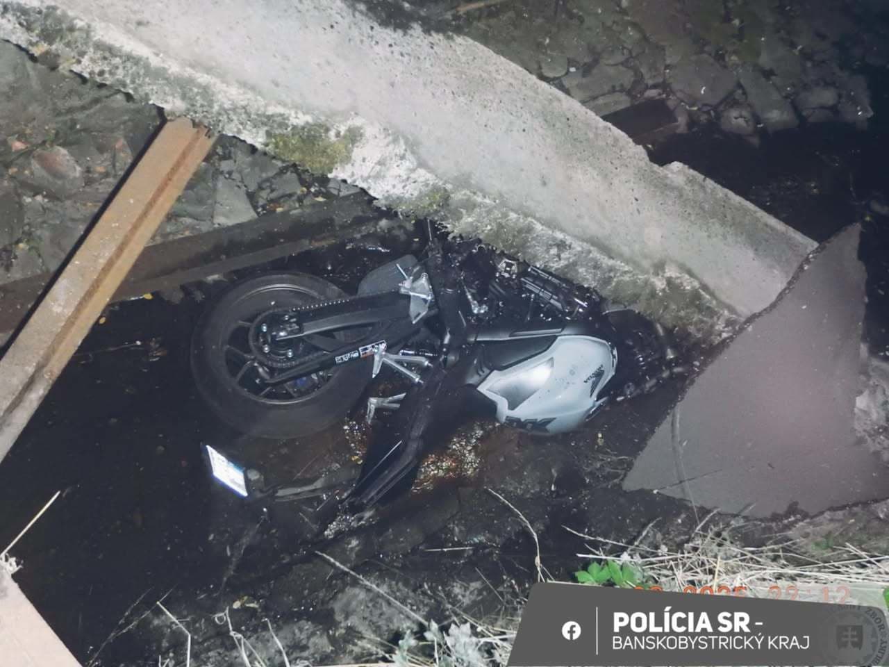 Nehoda motocykla v Hodruši-Hámroch si vyžiadala vážne zranenia 2 osôb