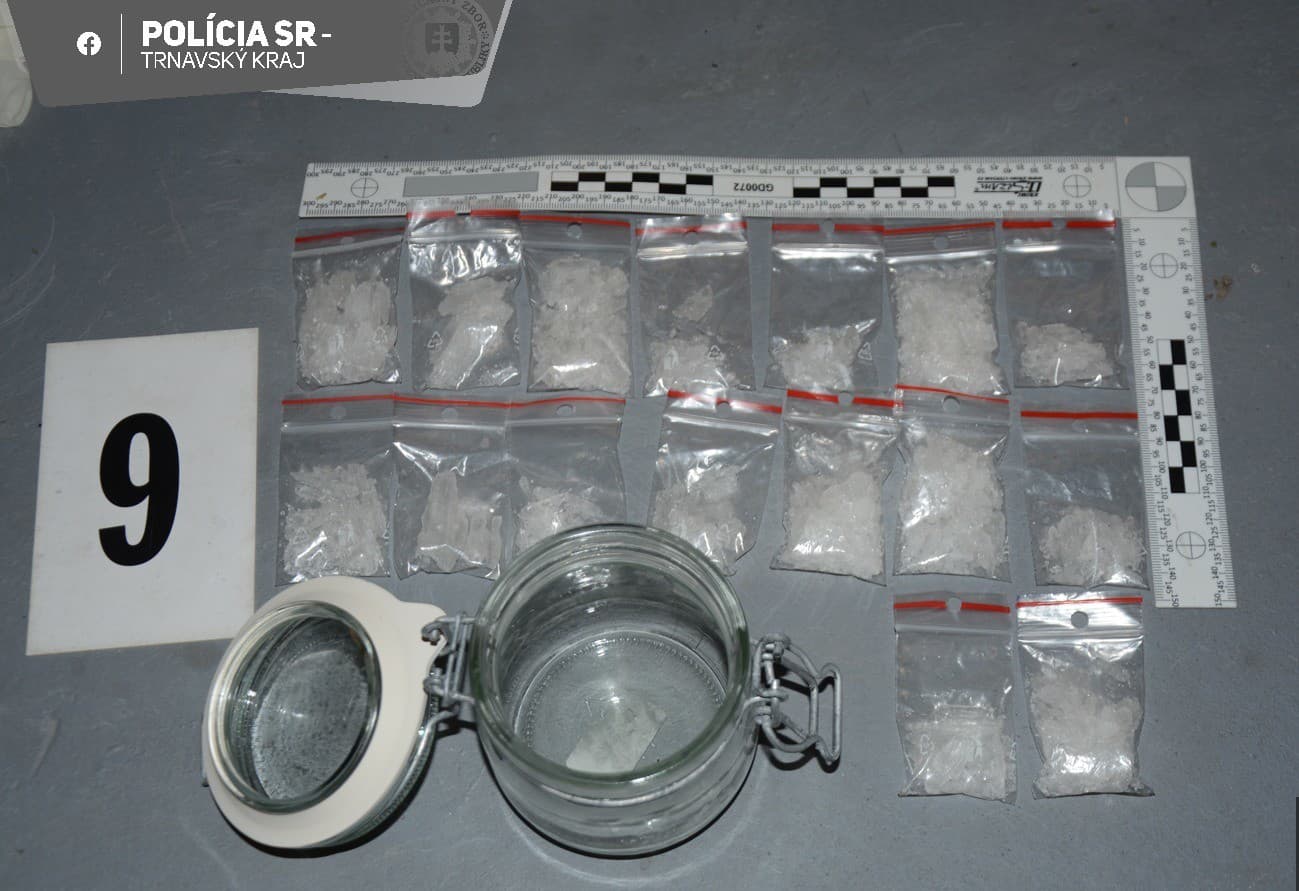 Polícia zaistila počas nedávnej akcie takmer 300 g pervitínu, obvinila dve osoby