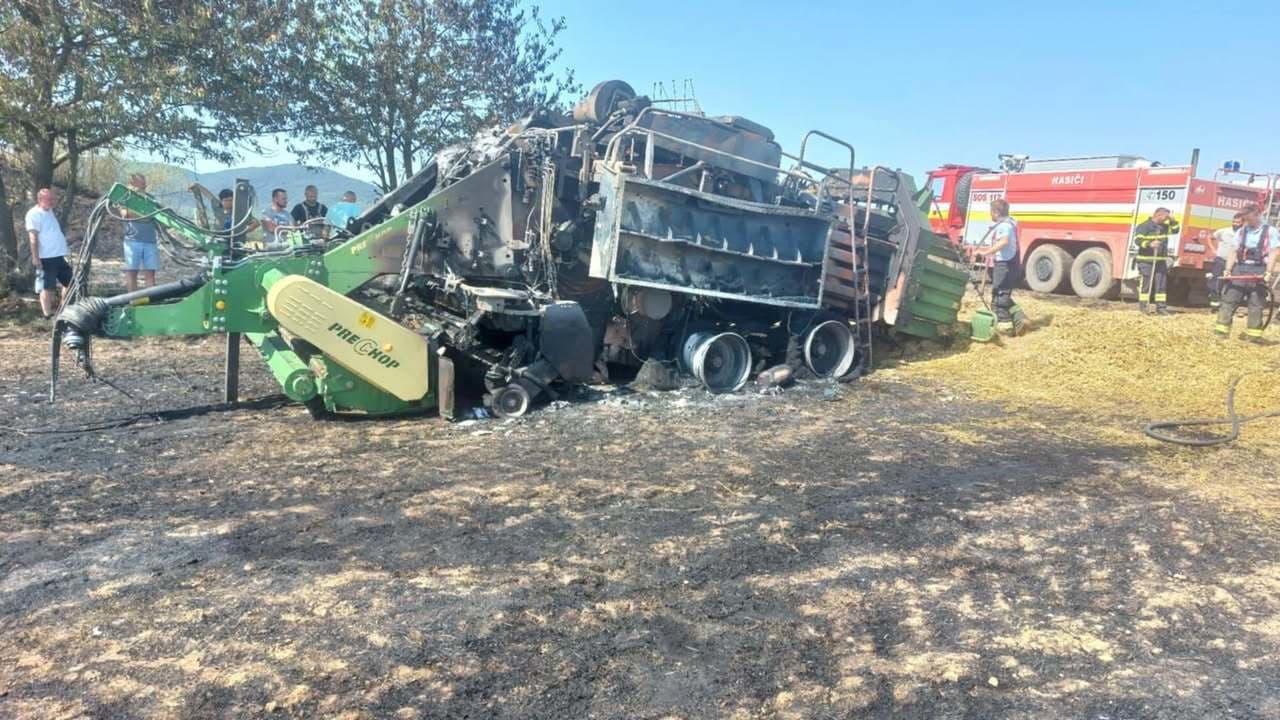 Požiar balíkovača slamy