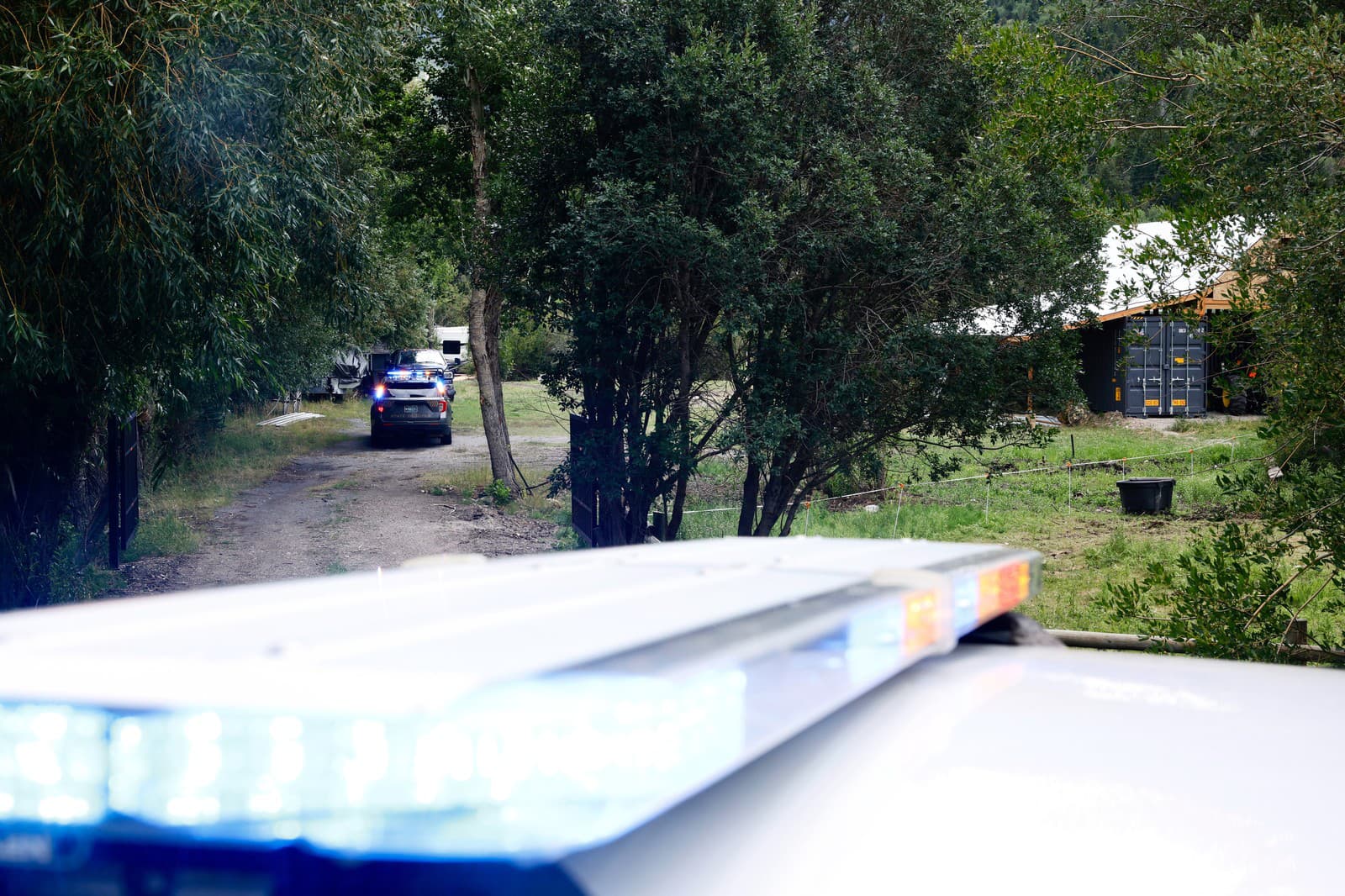 Pátracie tímy na mieste zadržania Michaela Paula Browna, podozrivého zo streľby v bare v meste Anaconda