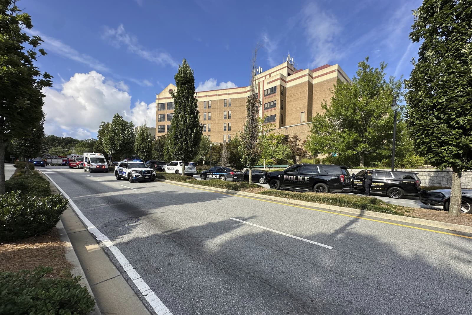 Policajné vozidlá sú odparkované neďaleko kampusov Emoryho univerzity a Centra pre kontrolu a prevenciu chorôb (CDC) v Atlante