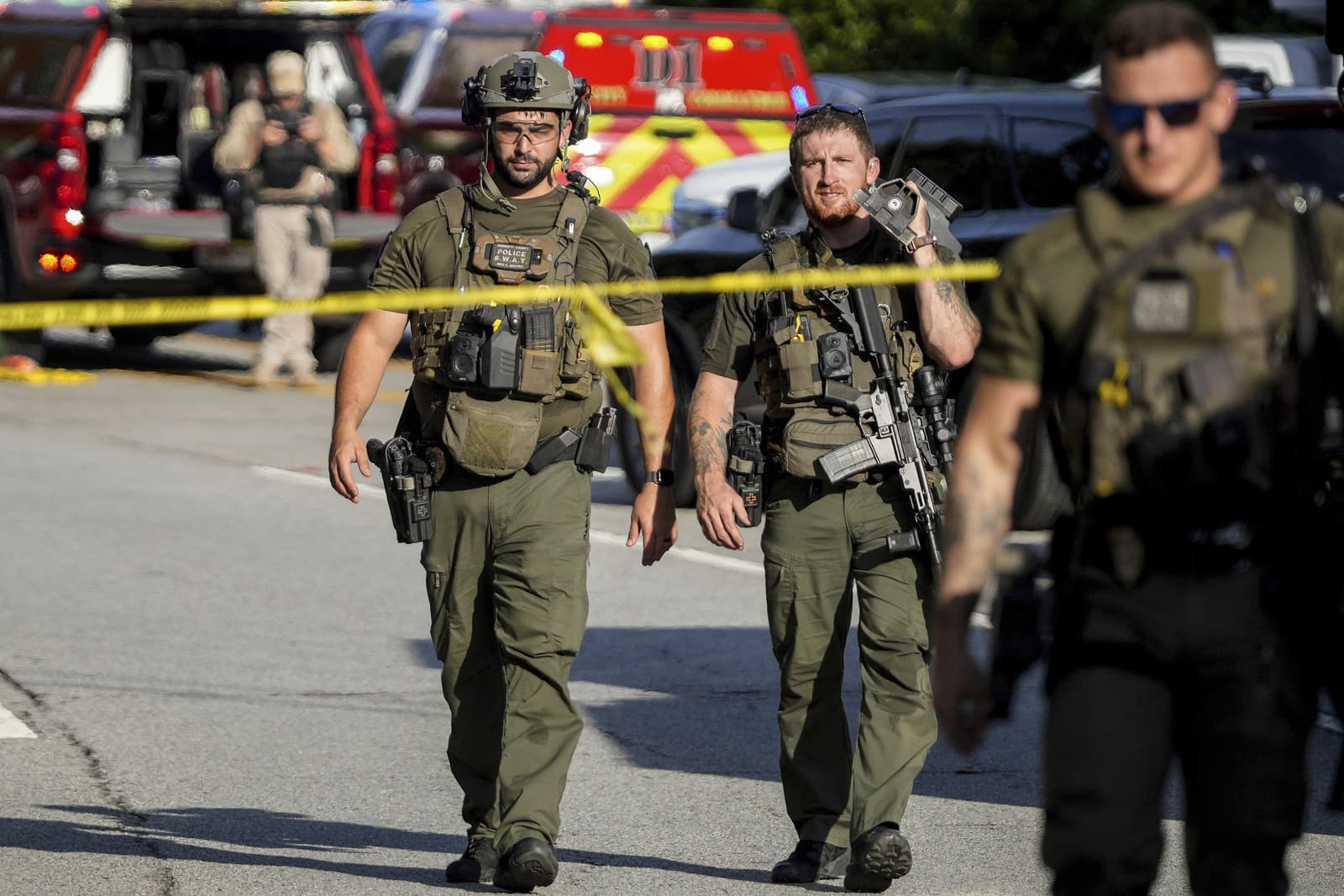 Príslušníci americkej špeciálnej zásahovej jednotky SWAT kráčajú neďaleko kampusov Emoryho univerzity a Centra pre kontrolu a prevenciu chorôb (CDC) v Atlante