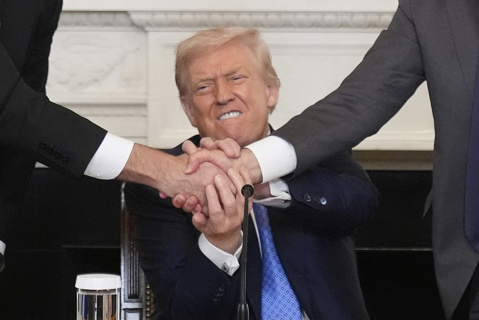 Americký prezident Donald Trump (uprostred), azerbajdžanský prezident Ilham Alijev (vľavo) a arménsky premiér Nikol Pašinjan počas podpisu dohody vo Washingtone