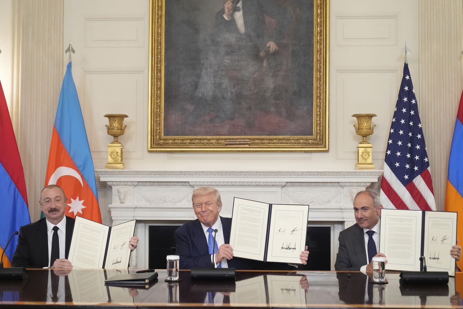 Americký prezident Donald Trump (uprostred), azerbajdžanský prezident Ilham Alijev (vľavo) a arménsky premiér Nikol Pašinjan pózujú po podpise dohody vo Washingtone