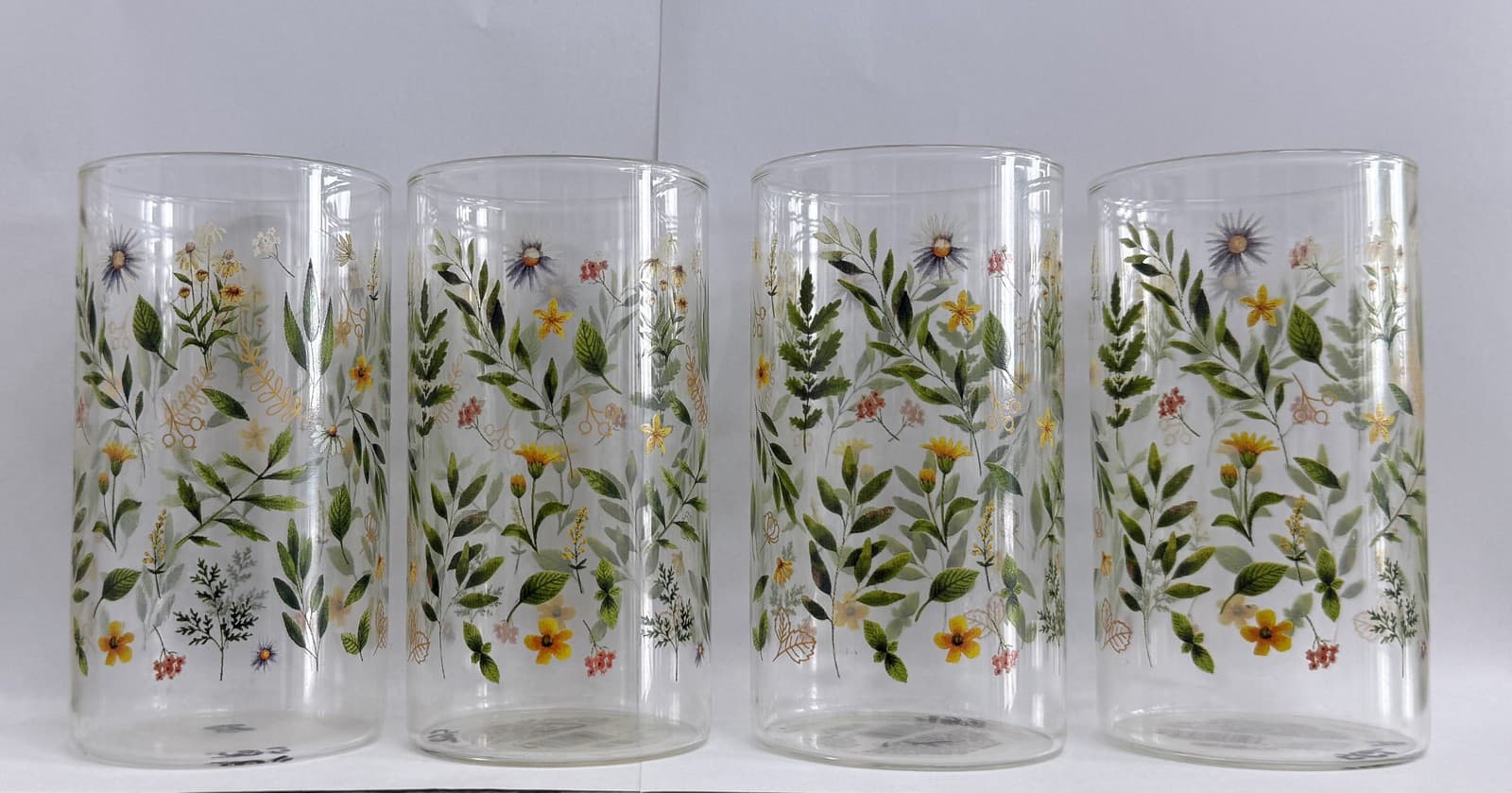 Úrad verejného zdravotníctva (ÚVZ) SR upozorňuje na nevyhovujúci pohár z bezfarebného skla zvonku zdobený kvetmi a listami (na snímke) z Číny