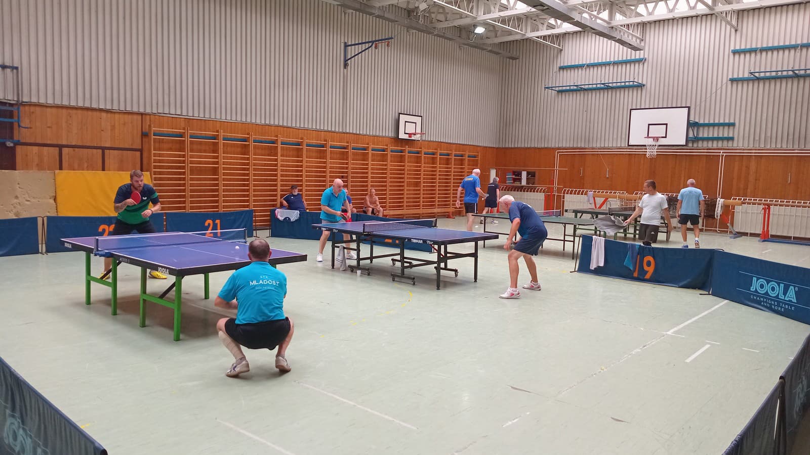 Účastníci hrajú stolný tenis počas Slovenských národných slávností v Báčskom Petrovci pri Novom Sade v nedeľu 10. augusta 2025