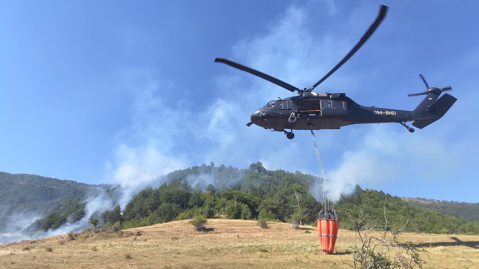 Slovenskí hasiči bojujú s