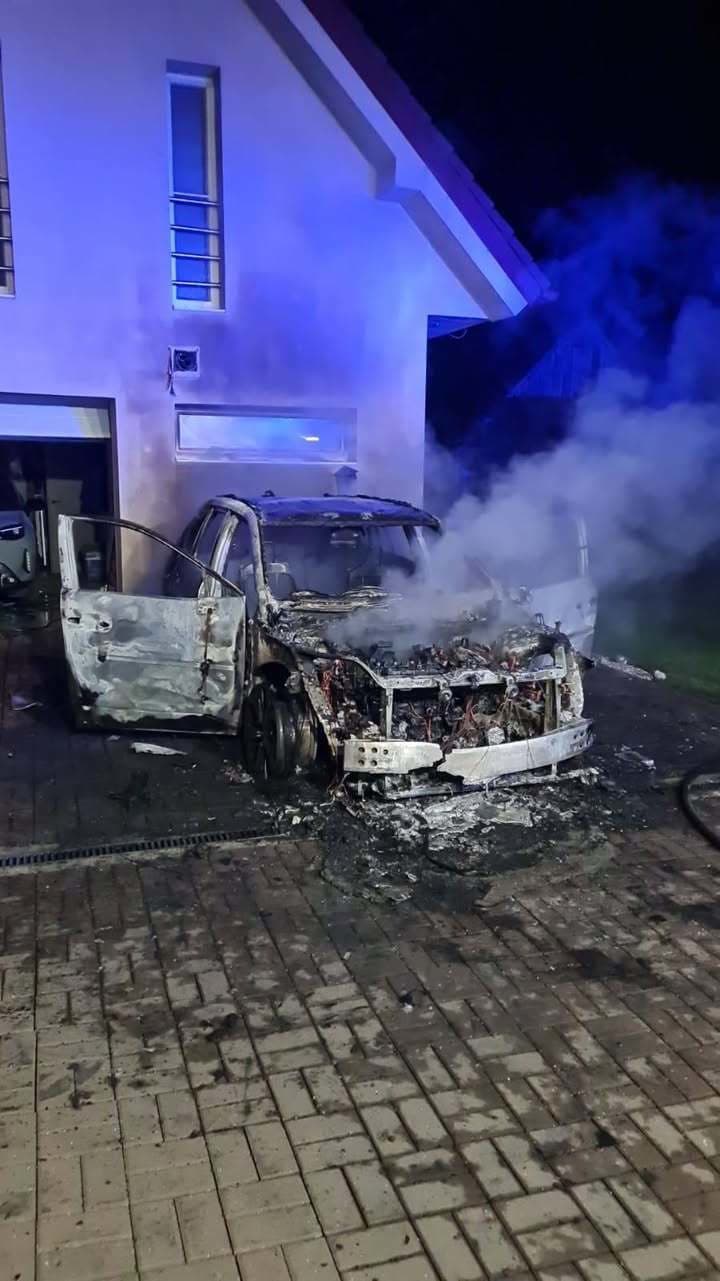 Pri nočnom požiari auta v Dlhom Poli vznikla škoda za 80-tisíc eur