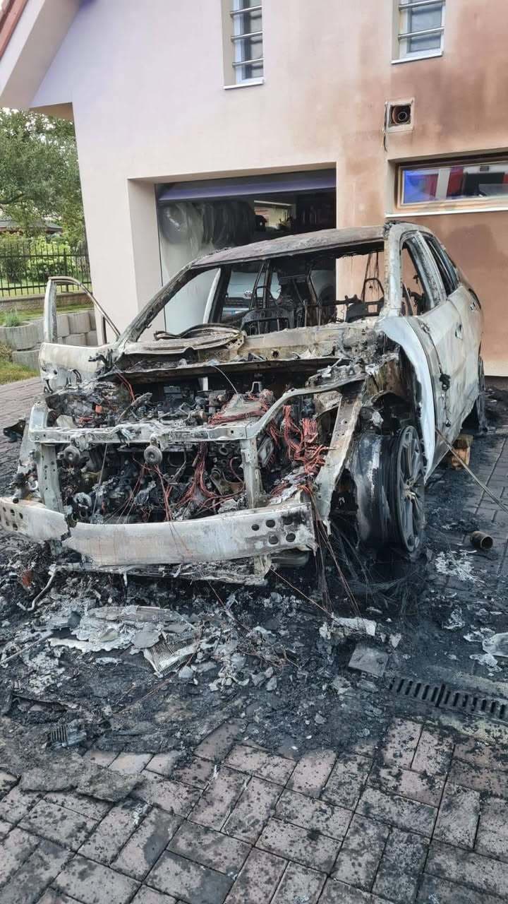 Pri nočnom požiari auta v Dlhom Poli vznikla škoda za 80-tisíc eur