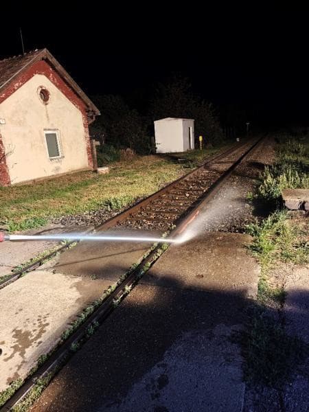 Pri obci Ľudovítová došlo k zrážke vlaku a osoby