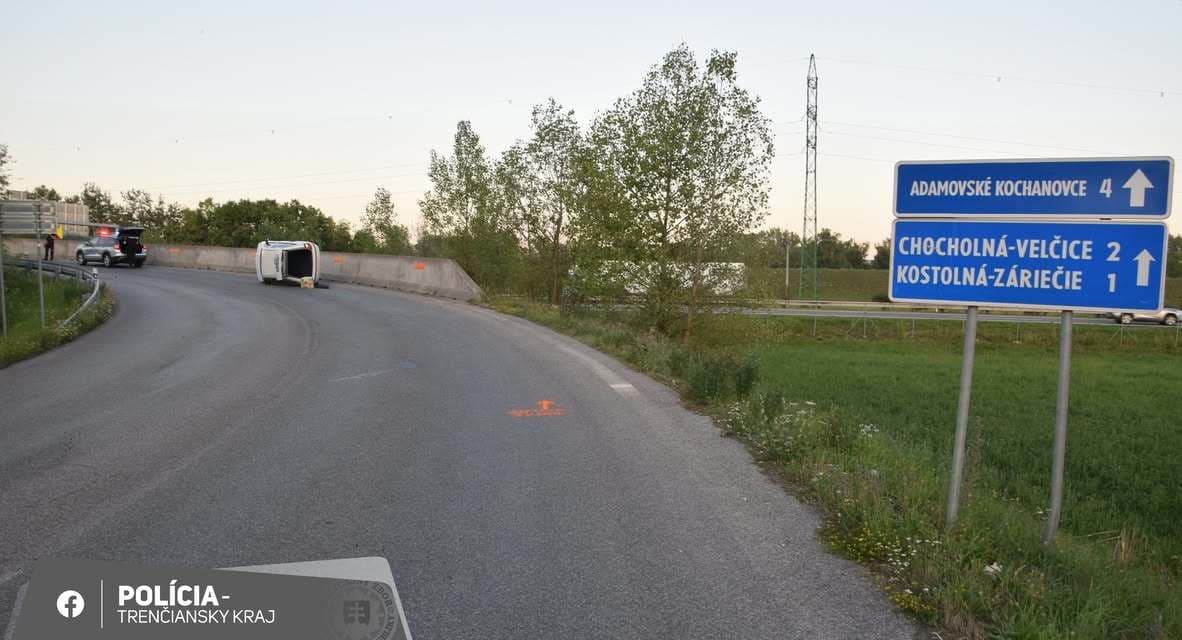 Opitá vodička prevrátila auto