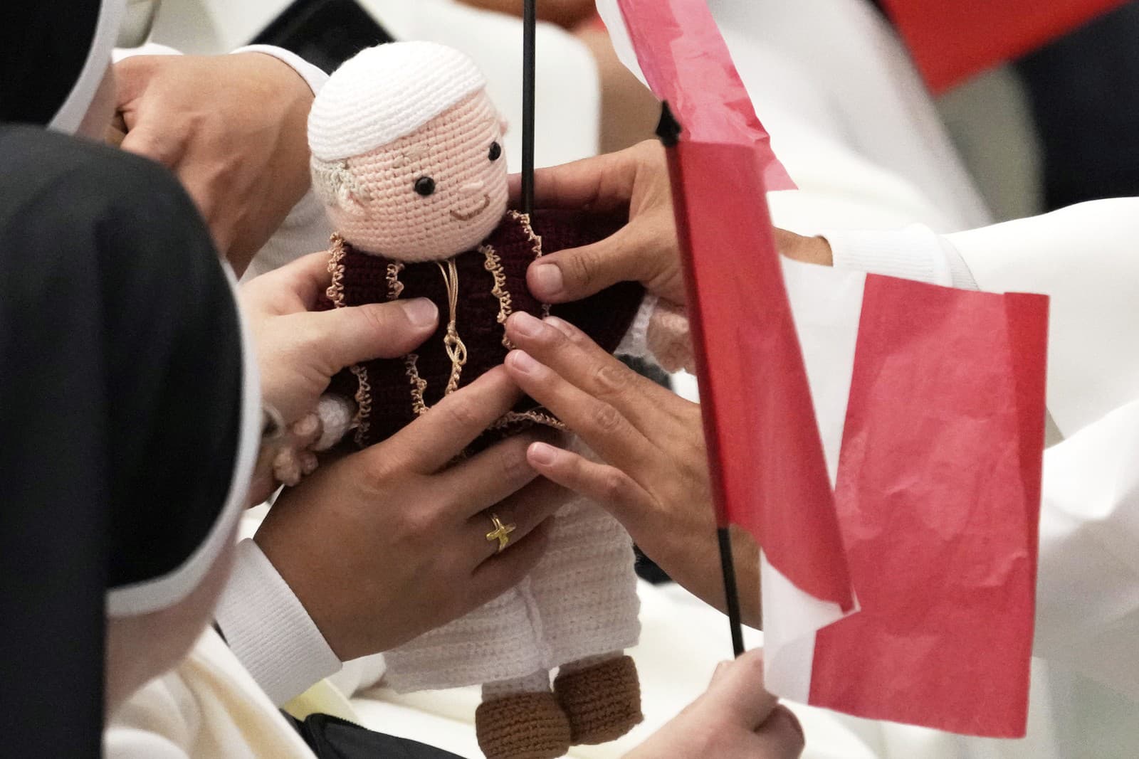 Pápež Lev XIV. dostal počas audiencie háčkovanú postavičku svojej podobizne