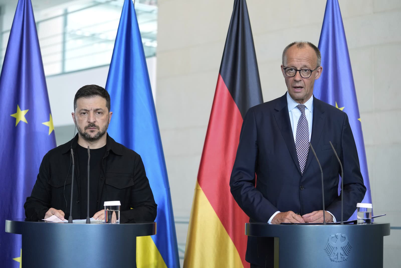 Ukrajinský prezident Volodymyr Zelenskyj (vľavo) a nemecký kancelár Friedrich Merz počas tlačovej konferencie po videokonferencii európskych lídrov s americkým prezidentom Donaldom Trumpom o vojne na Ukrajine