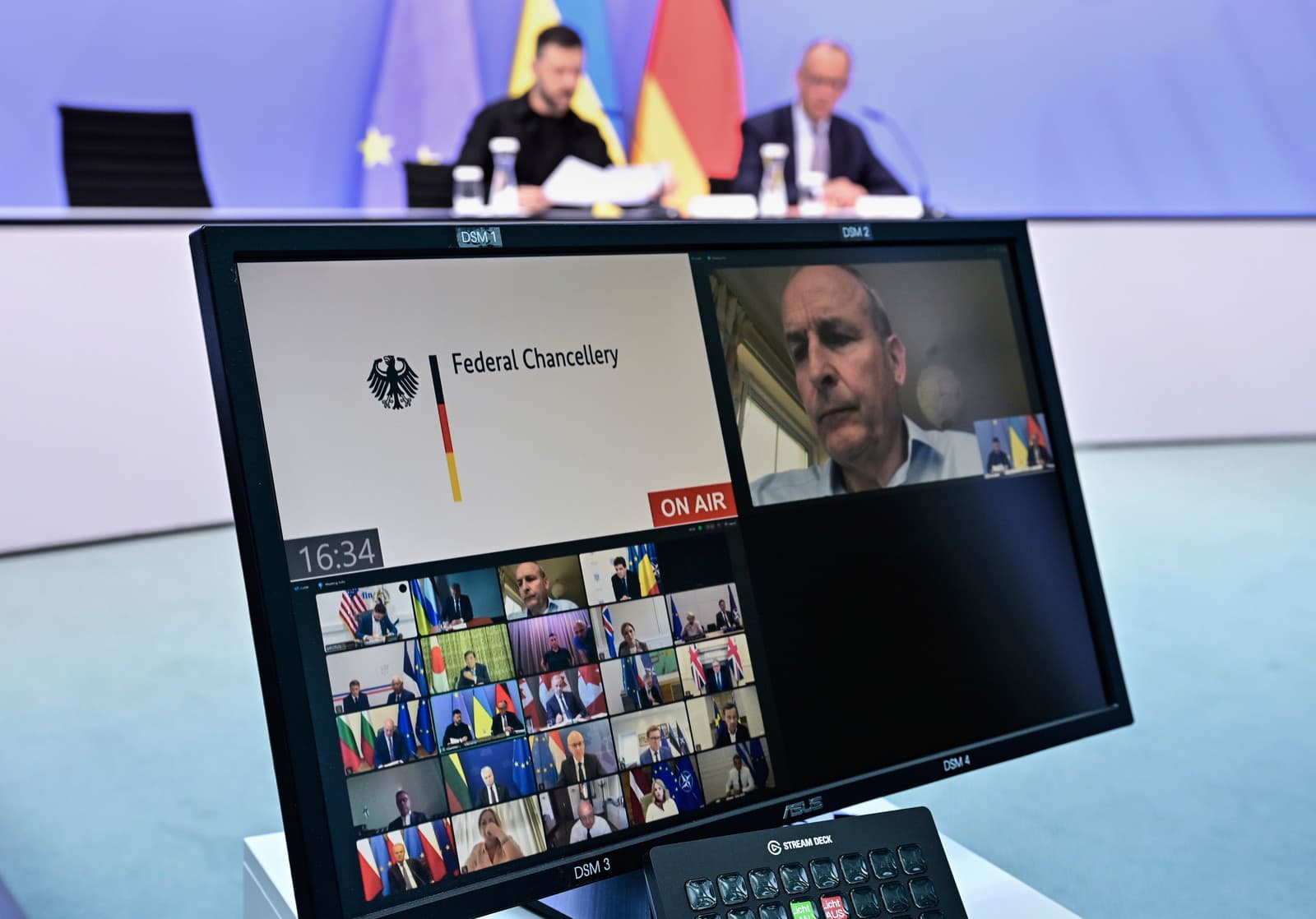 Ukrajinský prezident Volodymyr Zelenskyj (vľavo) a nemecký kancelár Friedrich Merz počas tlačovej konferencie po videokonferencii európskych lídrov s americkým prezidentom Donaldom Trumpom o vojne na Ukrajine
