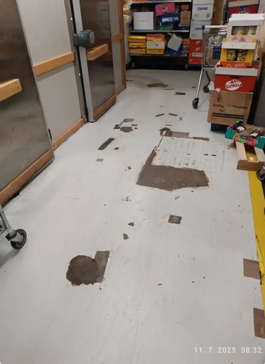 Nevyhovujúci stav podlahy v zázemí predajne - odhalila RVPS Martin