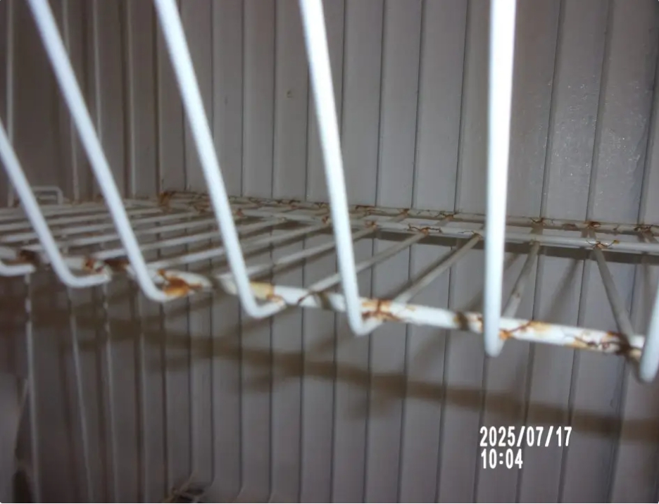 Skorodovaný regál slúžiaci na predaj ovocia a zeleniny v predajni - odhalila RVPS Trebišov