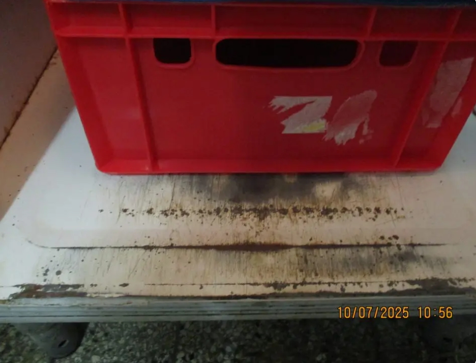 Nevyhovujúci povrch chladiaceho zariadenia v predajni - odhalila RVPS Trebišov