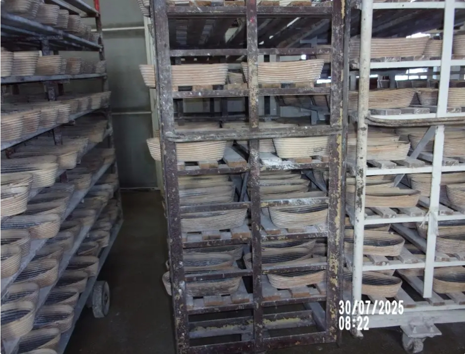 Poškodený náter na vozíkoch na ošatky v pekárni - zistila RVPS Michalovce