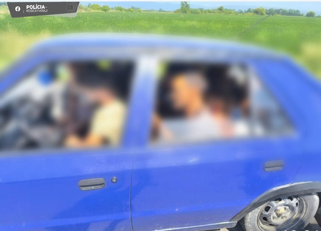 V Škode Felicia sa viezlo 18 ľudí a šofér nemal vodičské oprávnenie