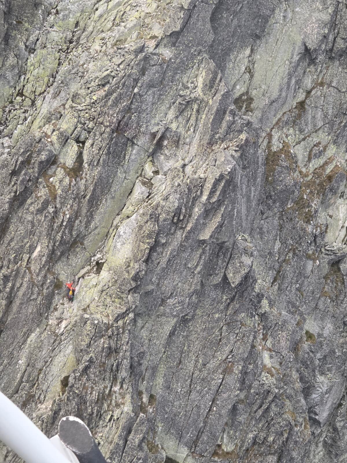 Vo Vysokých Tatrách uviazli dvaja horolezci, pomáhali im horskí aj leteckí záchranári