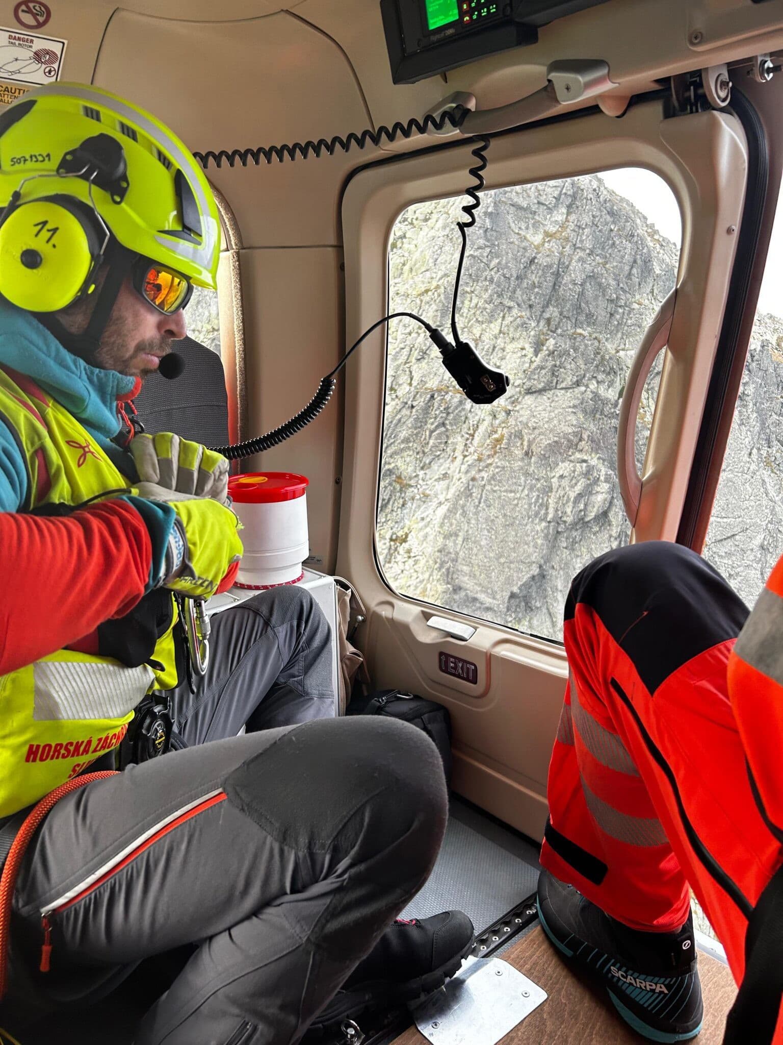 Vo Vysokých Tatrách uviazli dvaja horolezci, pomáhali im horskí aj leteckí záchranári