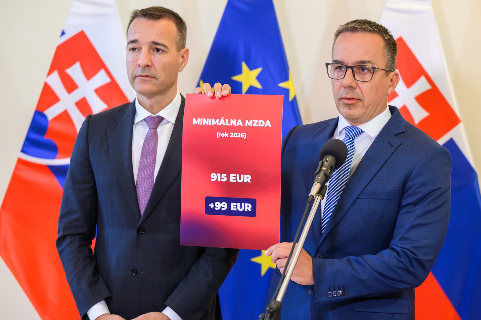 Na snímke zľava minister školstva, vedy, výskumu, vývoja a mládeže (MŠVVaM) SR Tomáš Drucker (Hlas-SD) a minister práce, sociálnych vecí a rodiny (MPSVR) SR a predseda Hospodárskej a sociálnej rady Erik Tomáš (Hlas-SD) počas tlačovej konferencie po zasadnutí Hospodárskej a sociálnej rady SR v Bratislave