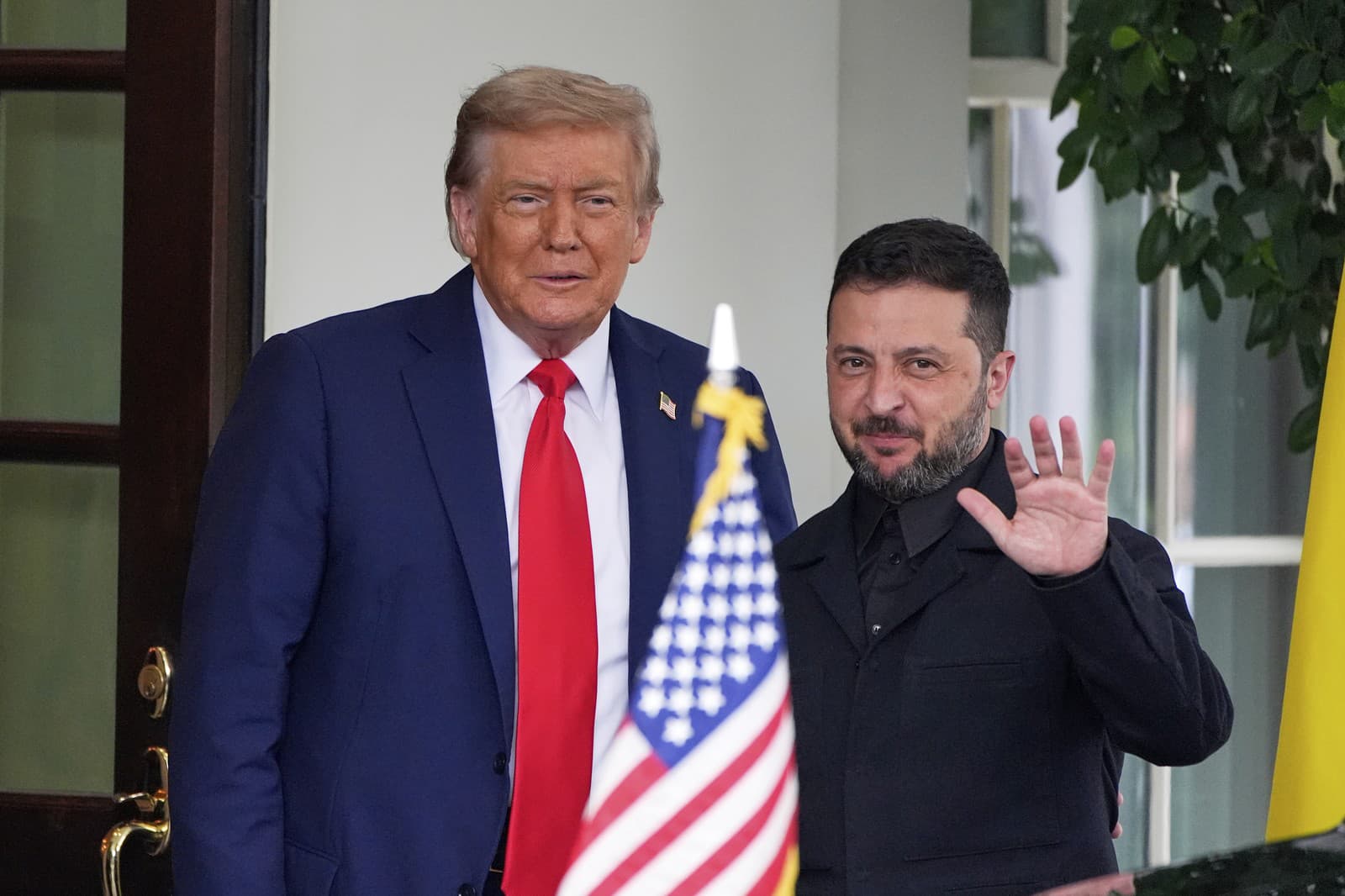 Americký prezident Donald Trump (vľavo) a ukrajinský prezident Volodymyr Zelenskyj sa vítajú v Bielom dome vo Washingtone.