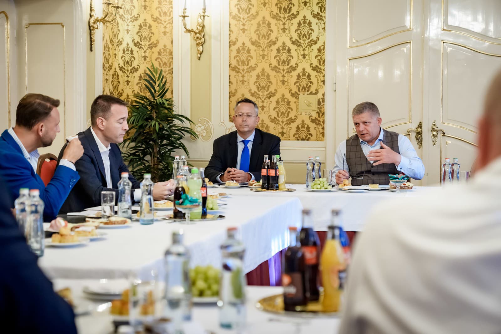 Vláda vraj poľuje na