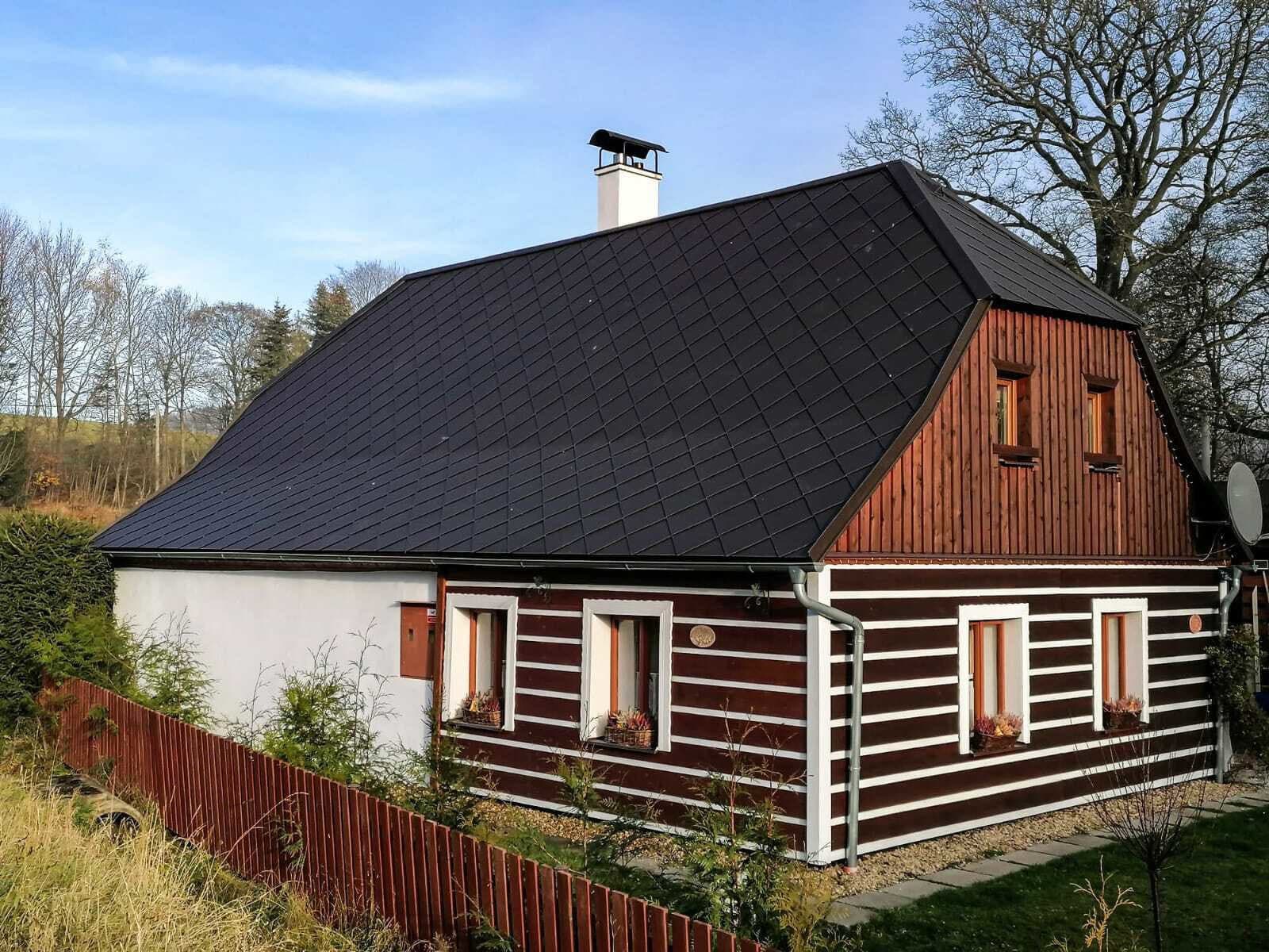 Spoločnosť EVROmat je najväčší český výrobca odkvapových systémov, plechových strešných krytín a klampiarskych prvkov