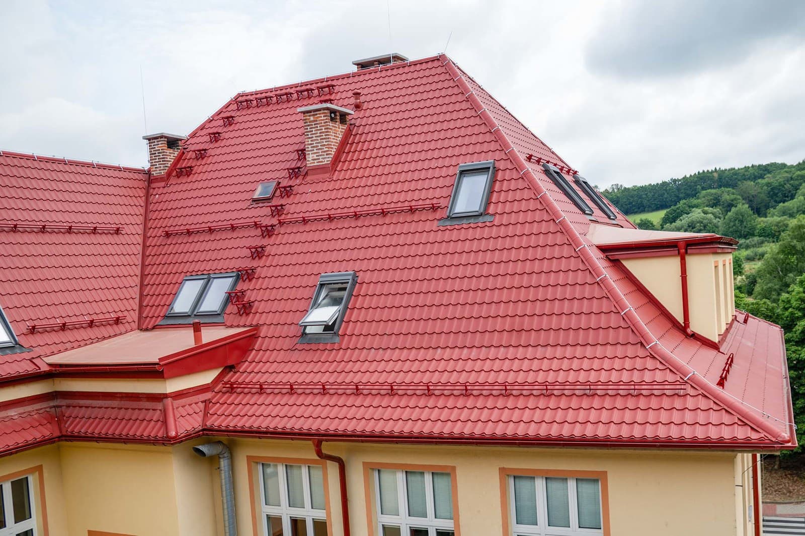 Spoločnosť EVROmat je najväčší český výrobca odkvapových systémov, plechových strešných krytín a klampiarskych prvkov