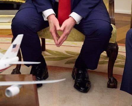 Na tomto výreze je opuchnuté členky vidieť len obmedzene.