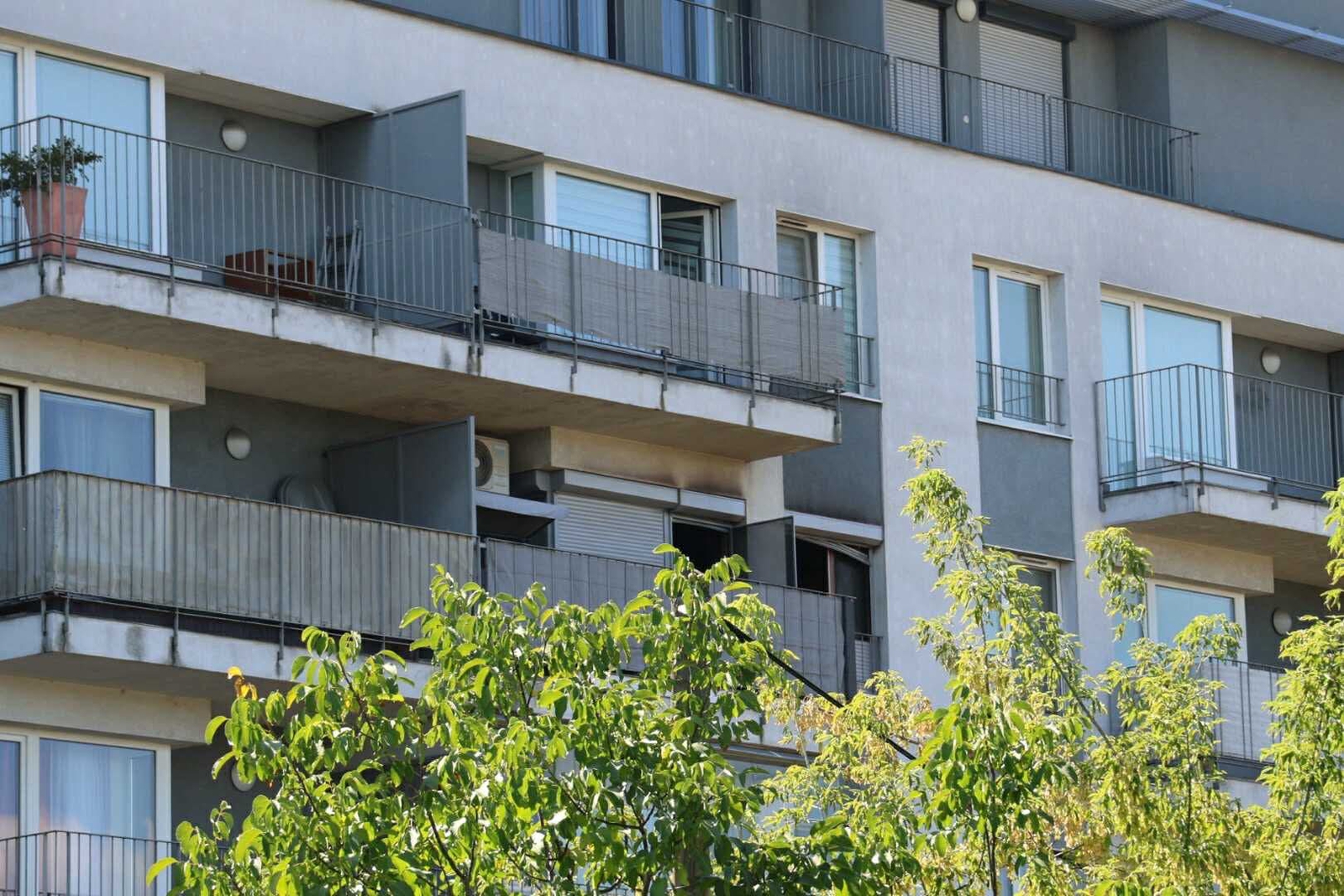 Hasiči, polícia aj záchranári aktuálne zasahujú pri požiari bytu v bratislavskom Ružinove