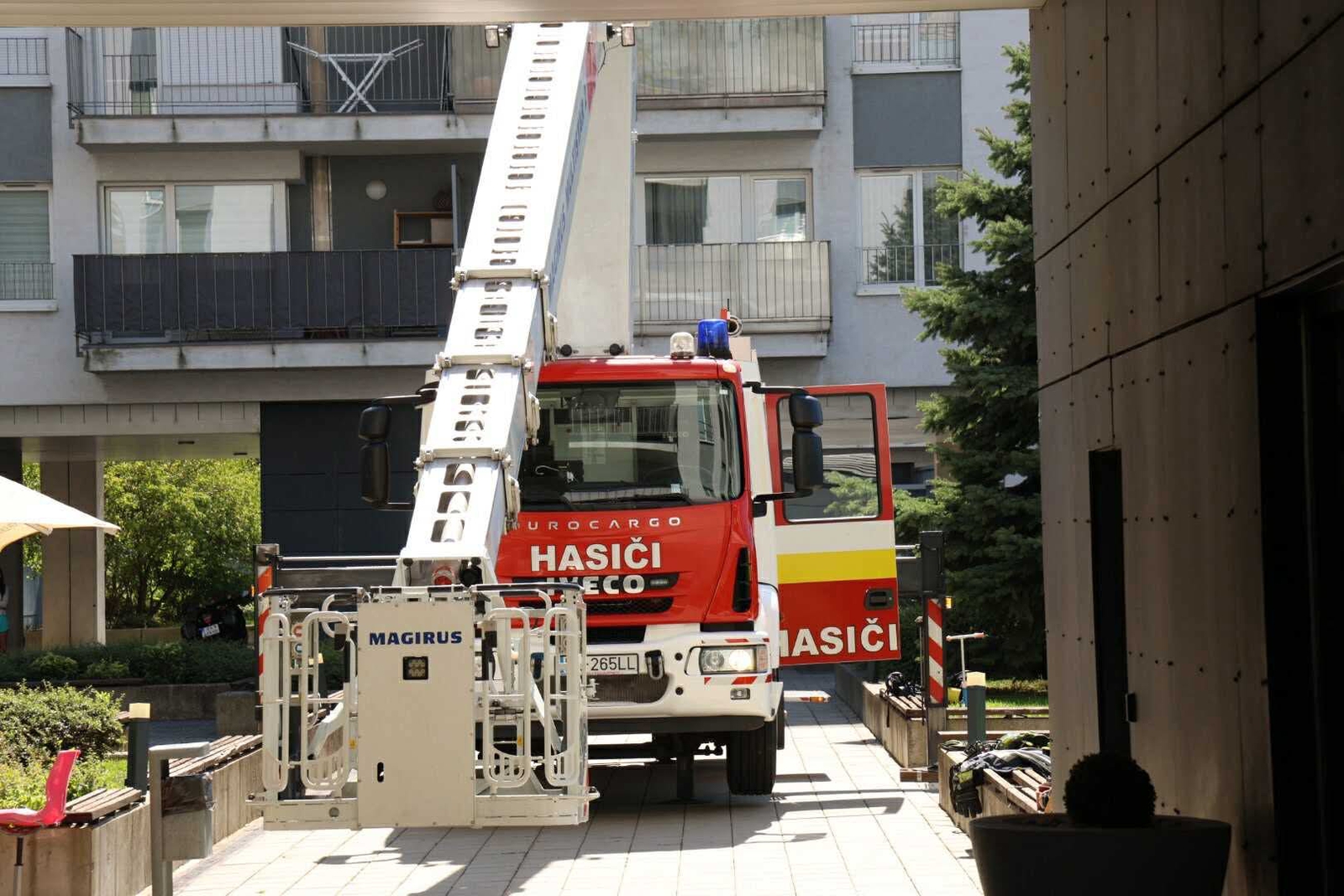 Hasiči, polícia aj záchranári aktuálne zasahujú pri požiari bytu v bratislavskom Ružinove