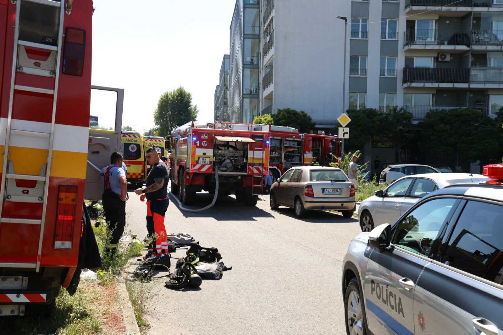 Hasiči, polícia aj záchranári aktuálne zasahujú pri požiari bytu v bratislavskom Ružinove