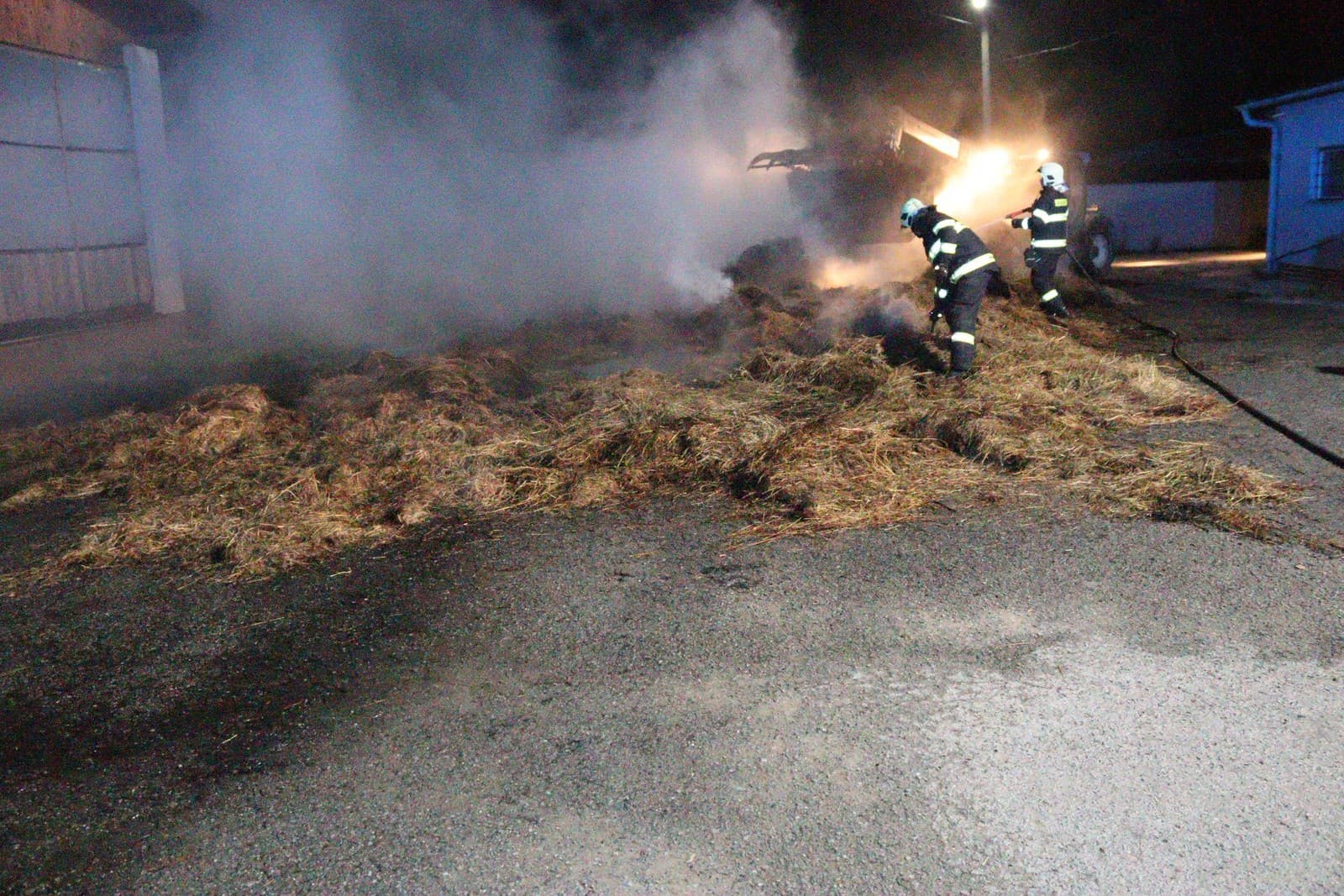 Hasiči pri požiari v