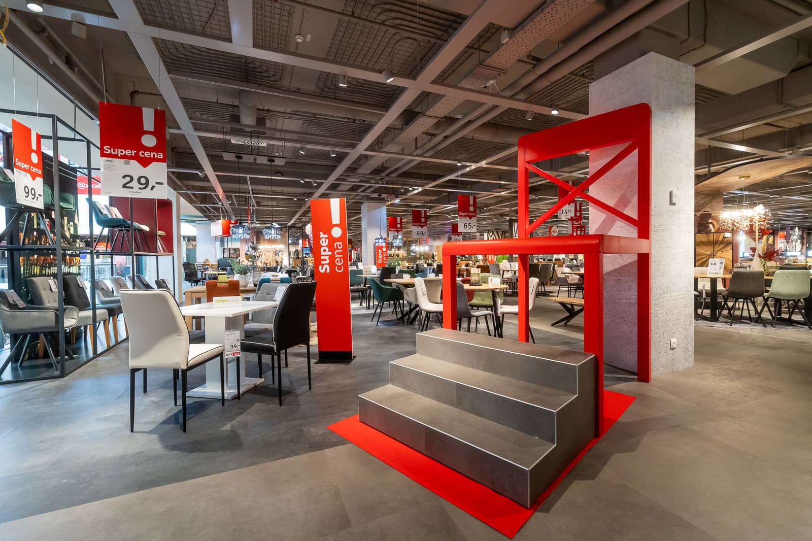 XXXLutz - Ten s červenou stoličkou