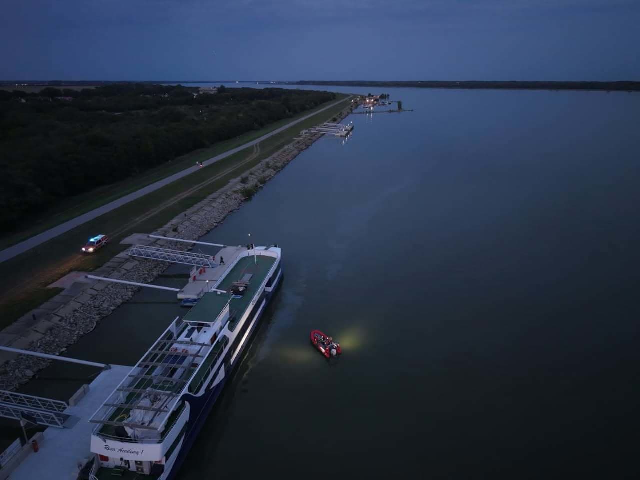 Z odstavenej lode na Dunaji pri Čilistove unikla do rieky nafta