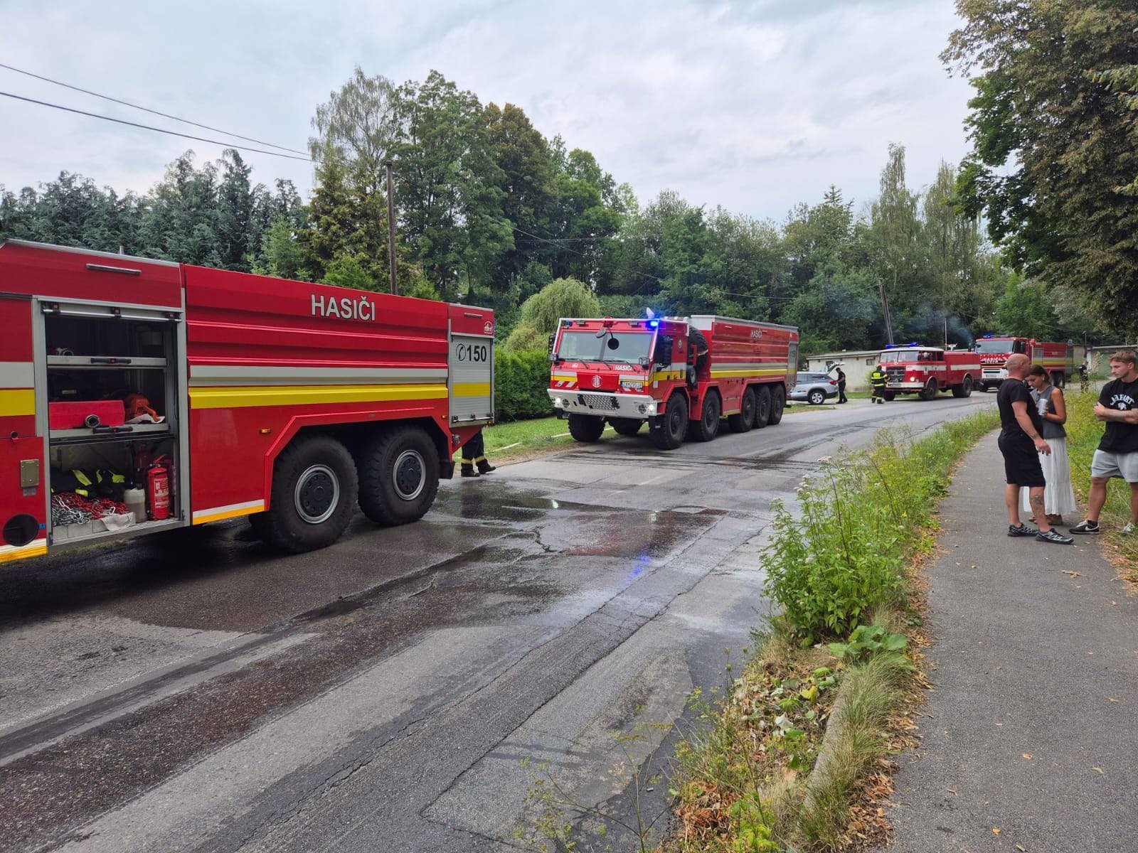 Horí rodinný dom! Hasiči