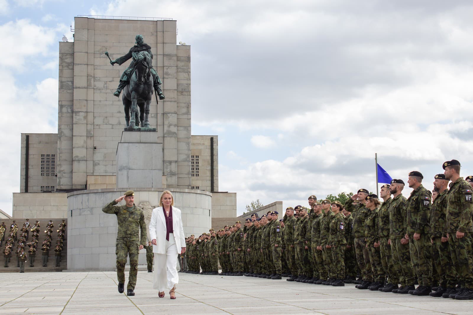 Vojaci Armády ČR na slávnostnom nástupe na Národnom pamätníku Vítkov v Prahe, kde boli ocenení za službu v zahraničí vrátane misie v slovenskej Lešti. V popredí česká ministerka obrany Jana Černochová a za ňou náčelník Generálneho štábu Armády ČR Karel Řehka