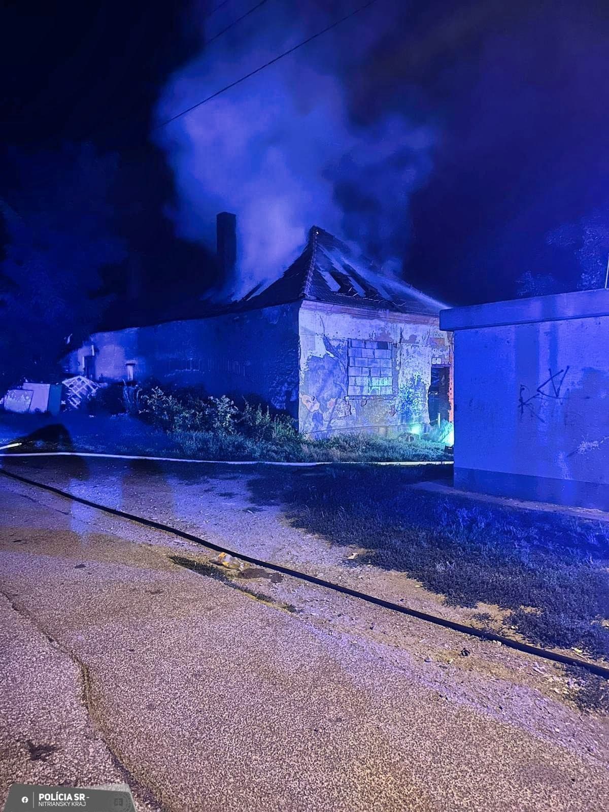 Policajtovi zo Zlatých Moraviec sa podarilo zachrániť muža z horiaceho domu