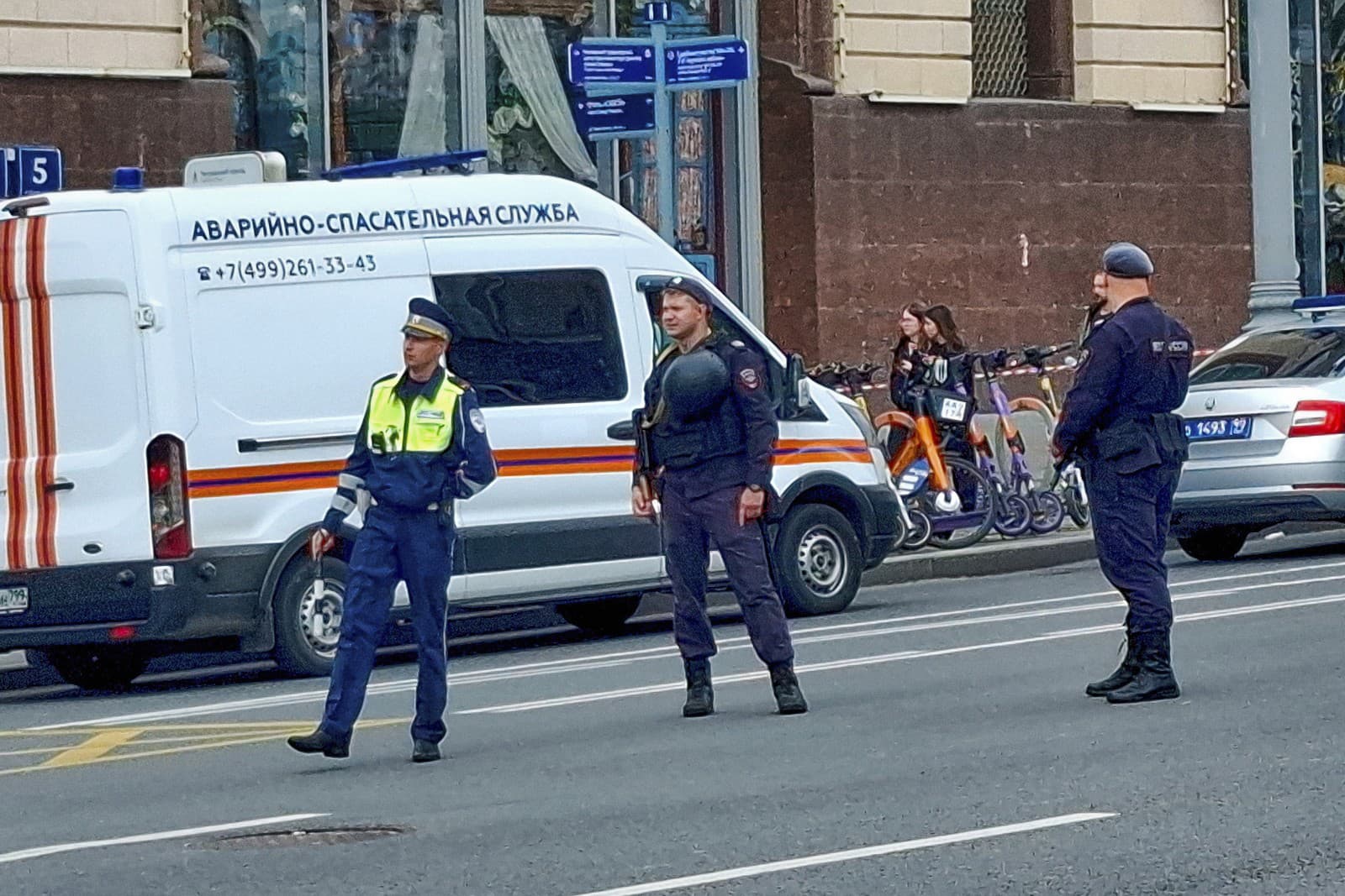 Policajti hliadkujú po výbuchu pred vchodom do obchodného domu pre deti Detskij mir v Moskve