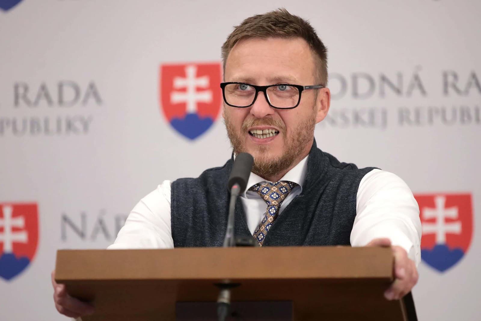 Bitky, štipľavé urážky aj