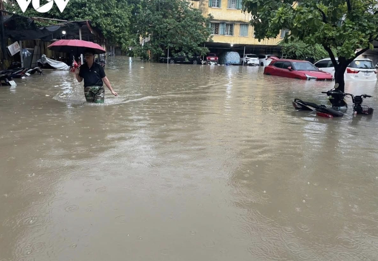 V Hanoji na severe krajiny silné zrážky zaplavili rady ulíc