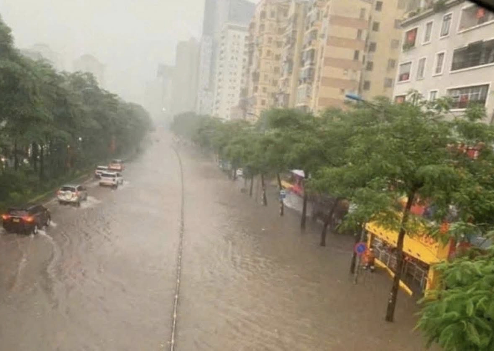 V Hanoji na severe krajiny silné zrážky zaplavili rady ulíc