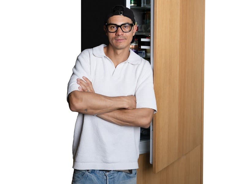 Chladnička pre návštevy, notebook na krájanie, aj tak to vyzerá u Yakshu doma